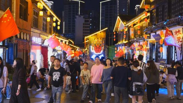 安顺古城与顾府街人气火爆 文旅融合点亮城市夜经济