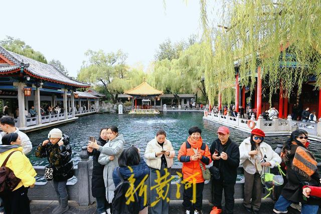 泉城最低温跌破0℃ 游客寒风中赏“趵突腾空”胜景