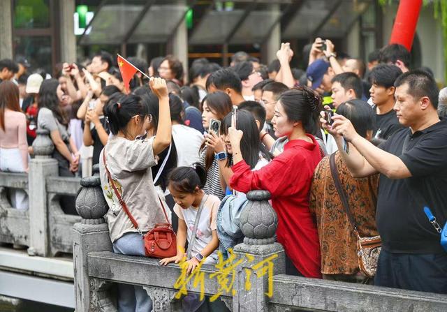 国庆中秋假期首日，济南30家景区共接待游客42.53万人次，同比增长8.35%｜国庆中秋·嘻游记
