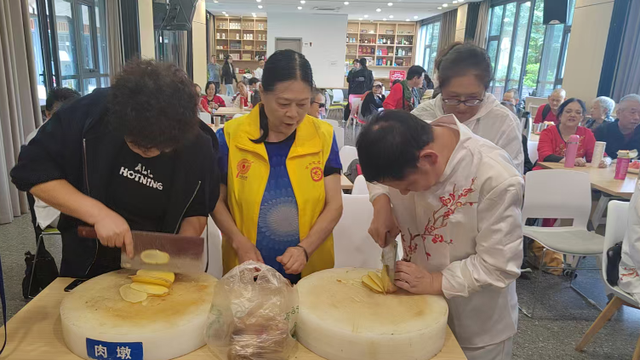 国际盲人节丨无障碍徒步、“科技助盲”教学实践…和盲人朋友体验多彩生活