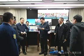 西藏自治区党委书记王君正赴震区现场指挥图片