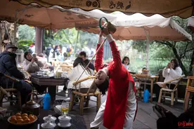 一袭红衫、一只长嘴壶，“鹤鸣茶社社花”让非遗茶艺火到海外图片