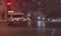 00后姑娘约会路上救助摔倒老人