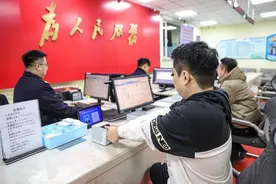 二代居民身份证换领进入高峰，沈阳公安提示：线上线下都能办 期满前3个月内换领图片