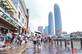 天文大潮来了！市民游客观潮戏水不亦乐乎图片