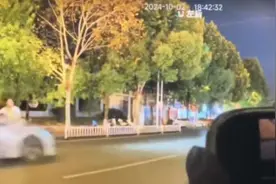 景德镇“一家三口被撞身亡案”15日开庭 失独母亲：想把儿子一家三口印在衣服上带去法庭图片