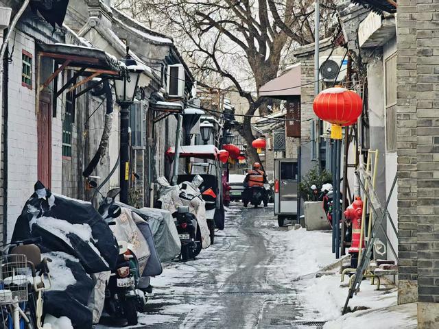 什刹海边古韵盎然！老北京胡同里灯笼披薄雪，分外静美