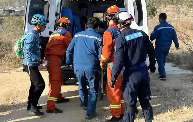 “山上坐久了起身时头晕”，56岁驴友坠山缝不幸离世，志愿者提醒：牙山山石光滑不是景区