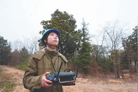 00后无人机女机长守护万家灯火图片