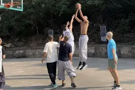 少林篮球！文班亚马在少林寺水泥地赤膊上身与粉丝切磋👀图片