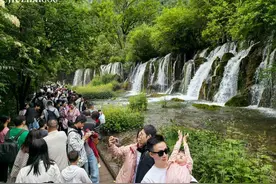 迎战暑期旅游高峰 九寨沟多措并举保障游客舒心畅游图片