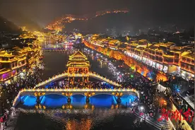 凤凰古城迎旅游高峰图片