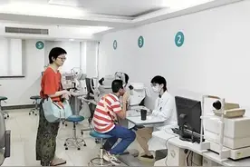 耳朵上贴磁珠能治近视？开学在即，普陀这家医院都是大人带着孩子来……图片