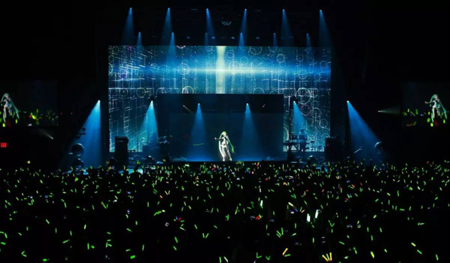 追了十八年的初代顶流	，快输给AI了？