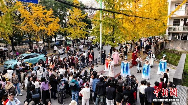 湖北荆州：古城墙下银杏黄 秋意正浓醉游人