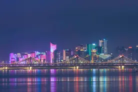 致敬劳动者！“五一”杭州再亮灯光秀图片