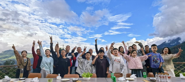 高温天气+“宠客”温度  雅安宝兴“圈粉”热带来暑期旅游热