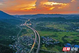 【每日一图@湖南】湖南高速史上的“溆怀奇迹”，雪峰山下的高速路十岁啦！图片