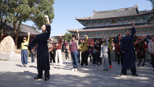 龙虎山“武学速成班”开课！青萍剑+八段锦 游客秒变“养生侠客”