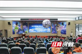 看机器人相扑高手打擂 这场中小学生科技节超燃图片