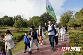 用脚步践行公益 200余人徒步松雅湖湿地公园图片