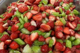 武汉一高校推春季限定美食草莓炒芹菜、火龙果炒饭，学生：吃起来很怪，但觉得很有创意图片