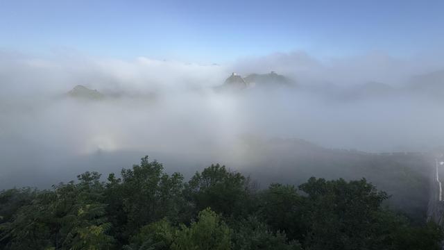 河北滦平：雨后金山岭长城惊现云海佛光景象