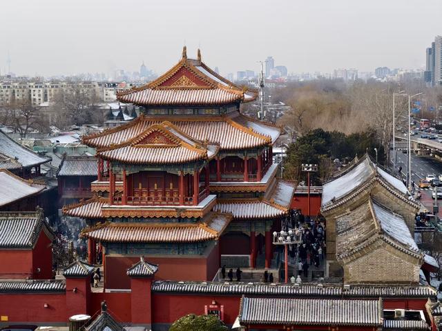 紫禁雪晴望雍和，一重金瓦一重天