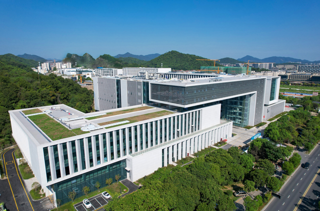 神舟二十一号发射时间、乘组定了；1%人口抽样调查周六开始；杭州再添一个“杭州中心”；“河边赏桂地图”来了