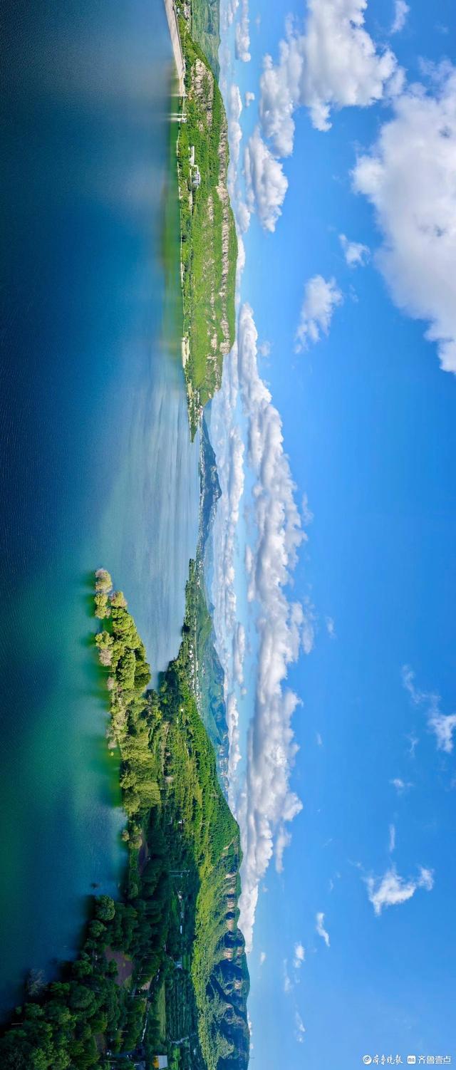 白云蓝天山水相映，卧虎山水库景色如画