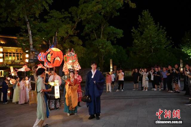 安徽休宁：民俗文化点亮齐云山“夜经济”