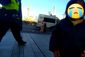 小女孩外滩走失，民警助其与家人团聚图片