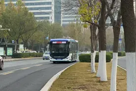 搭载自动驾驶系统，济南首辆智能网联公交车载客示范运行图片