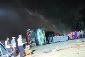 广西一高考生接送车发生侧翻，当地回应：4名学生轻伤图片