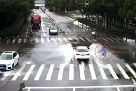 下雨天被车溅一身水真的好气！你可以这样维权图片