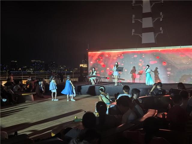 武汉：夜游长江人气旺 两江四岸流光溢彩