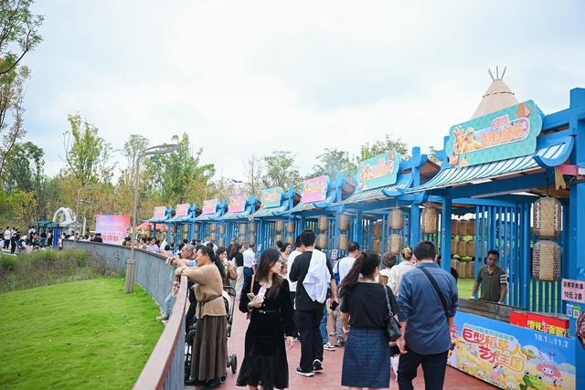 稻草哪吒、恐龙“现身”！成都藏了个“巨型稻草人王国”，假期前两日客流量超4万人次