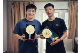 樊振东也收到马龙签名拍了图片