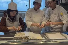 现实版“人在囧途”，数百名中国游客滞留南极！归途飞机又撞鸟……图片