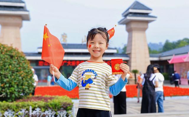 国庆假期首日，东湖红旗飘飘