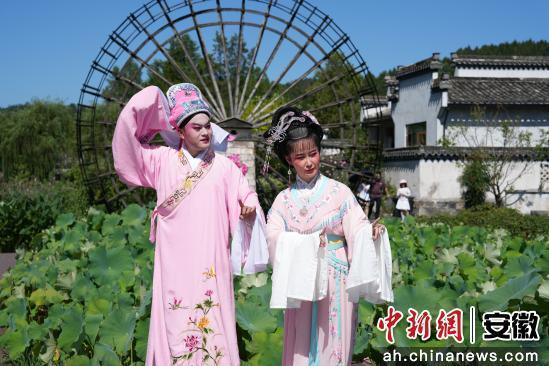 “百场黄梅唱响百家景区”省级示范展演在西递景区精彩呈现
