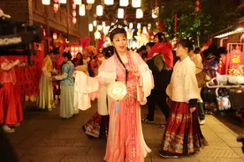 街头录制改编版《牛郎织女》，袁媛献演《2025湖南戏曲春晚》图片