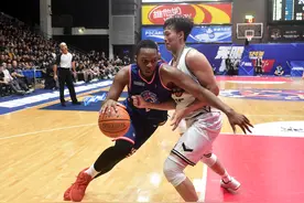 （体育）篮球——全国男子联赛总决赛第四场：香港金牛队胜安徽文一队图片