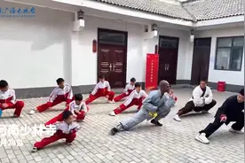“世界顶流”网红“甲亢哥”来河南少林寺学功夫累出“痛苦面具”图片