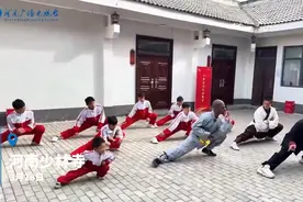 “世界顶流”网红“甲亢哥”来河南少林寺学功夫累出“痛苦面具”图片