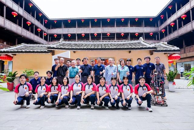 福建永定：“科学工作坊”为青少年点燃科创梦想