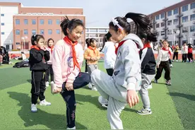 潮评丨花骨朵虽娇嫩，却不该被“圈养”图片