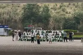 潮评丨病重男孩与全班拍毕业照，不止是爱与陪伴图片