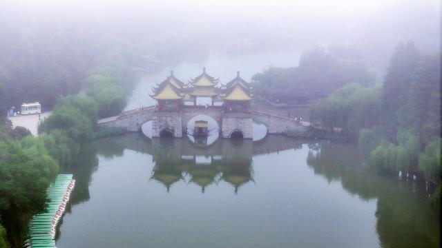江苏扬州：秋雾萦绕瘦西湖