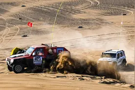 （体育）库木塔格沙漠汽车越野挑战赛开赛图片